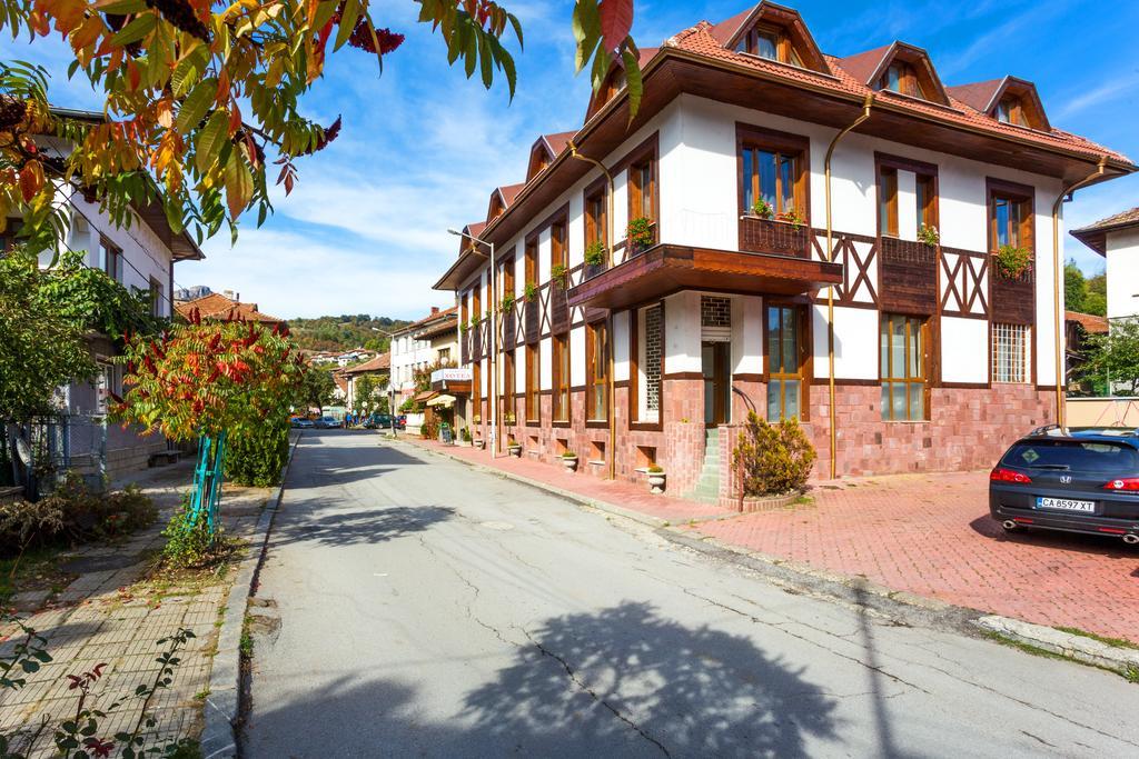 Family Hotel Teteven Eksteriør billede