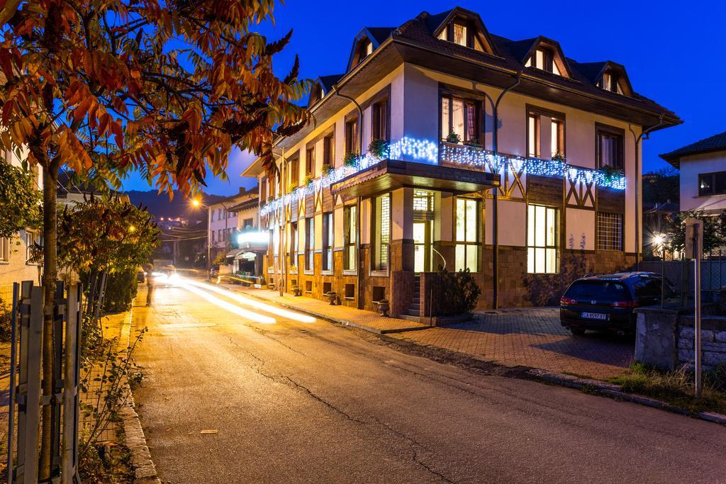 Family Hotel Teteven Eksteriør billede