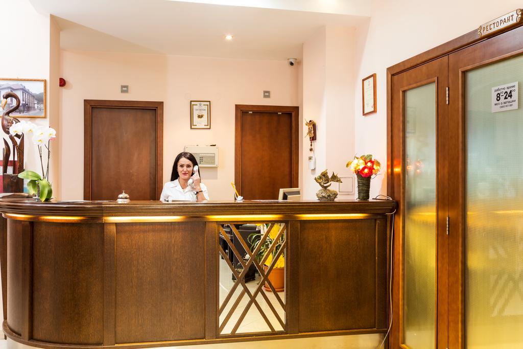 Family Hotel Teteven Eksteriør billede