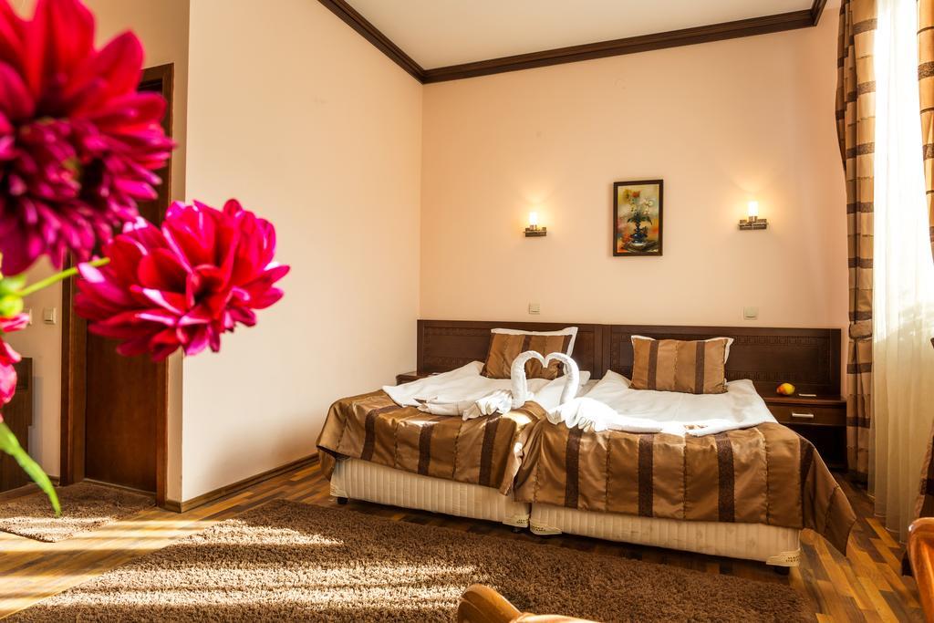 Family Hotel Teteven Eksteriør billede