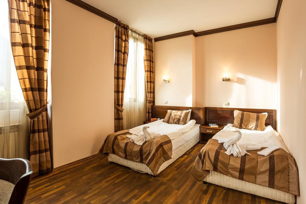 Family Hotel Teteven Eksteriør billede
