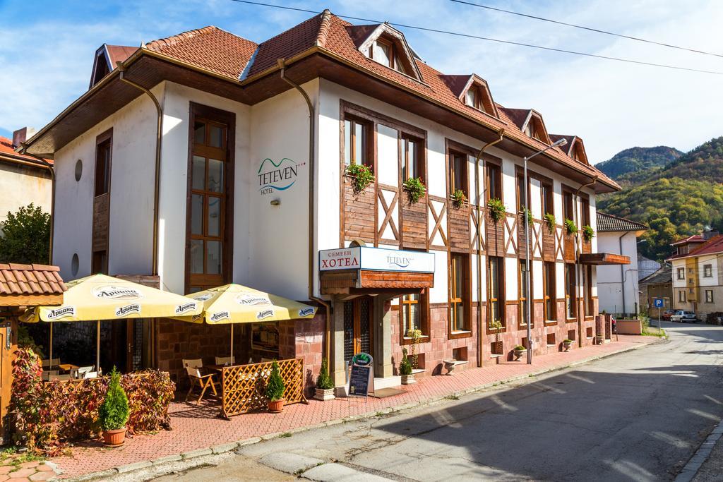 Family Hotel Teteven Eksteriør billede