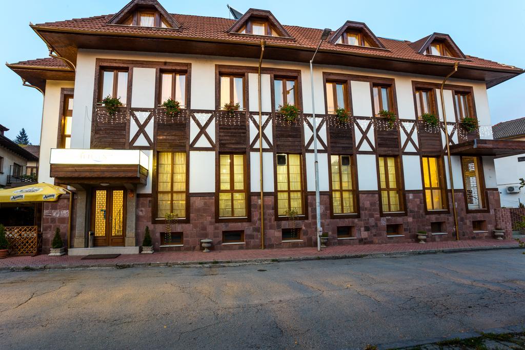 Family Hotel Teteven Eksteriør billede