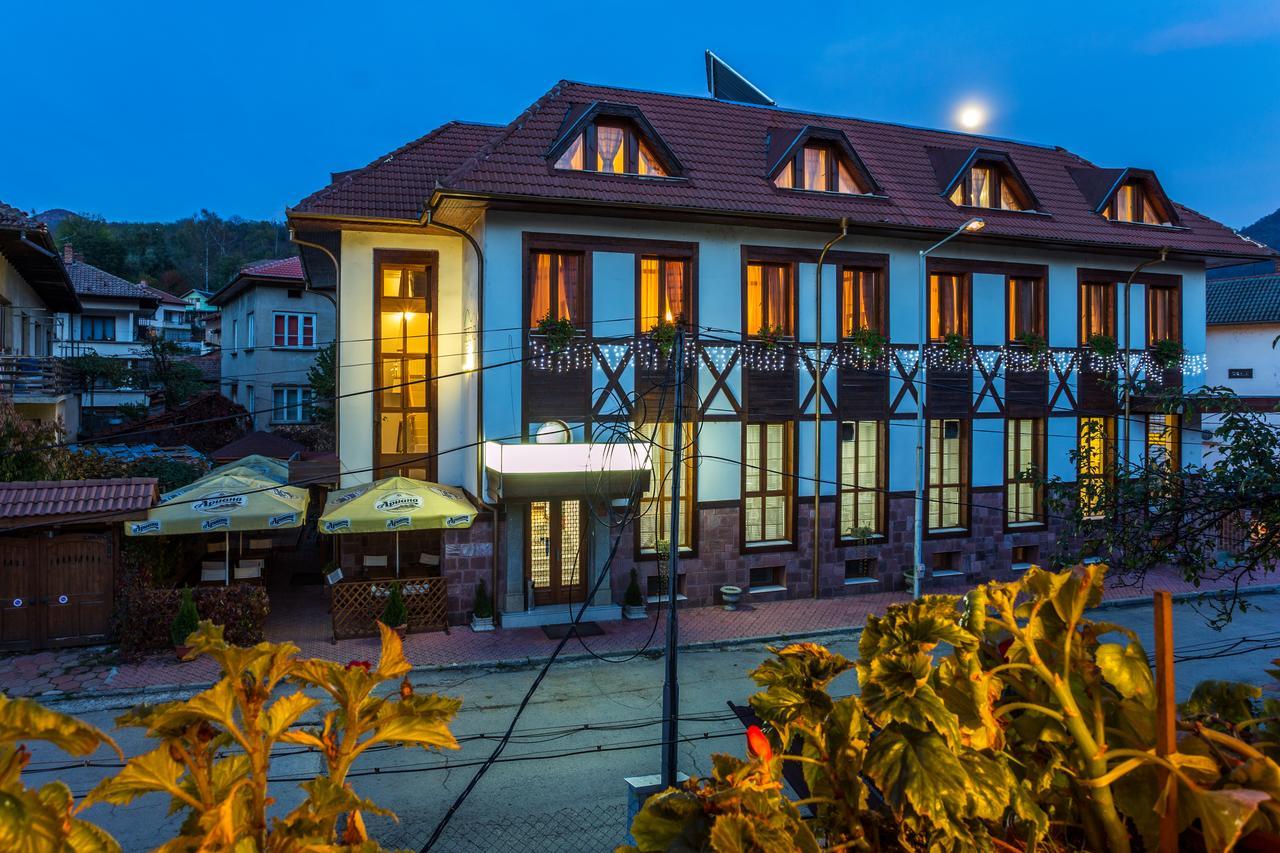 Family Hotel Teteven Eksteriør billede